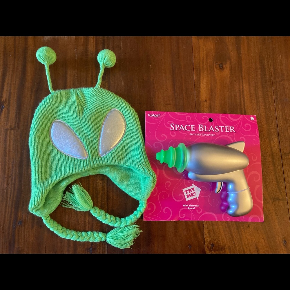 Alien hat and ray gun! 👽